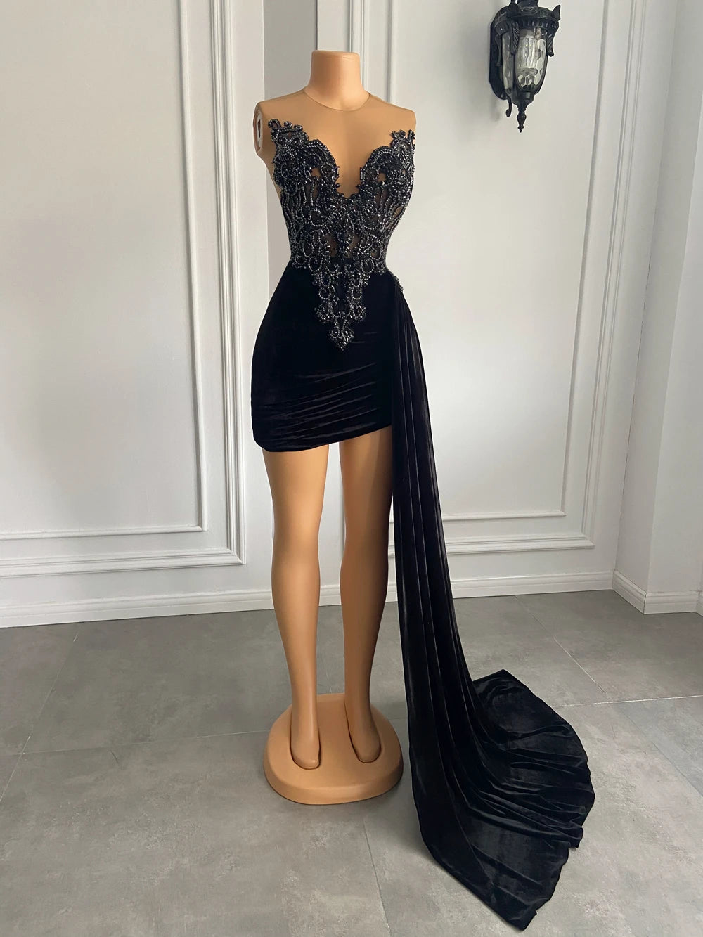 New Arrival Beaded Embroidery Women Homecoming Gowns Black Velvet Short Prom Dresses 2024 With Side Train